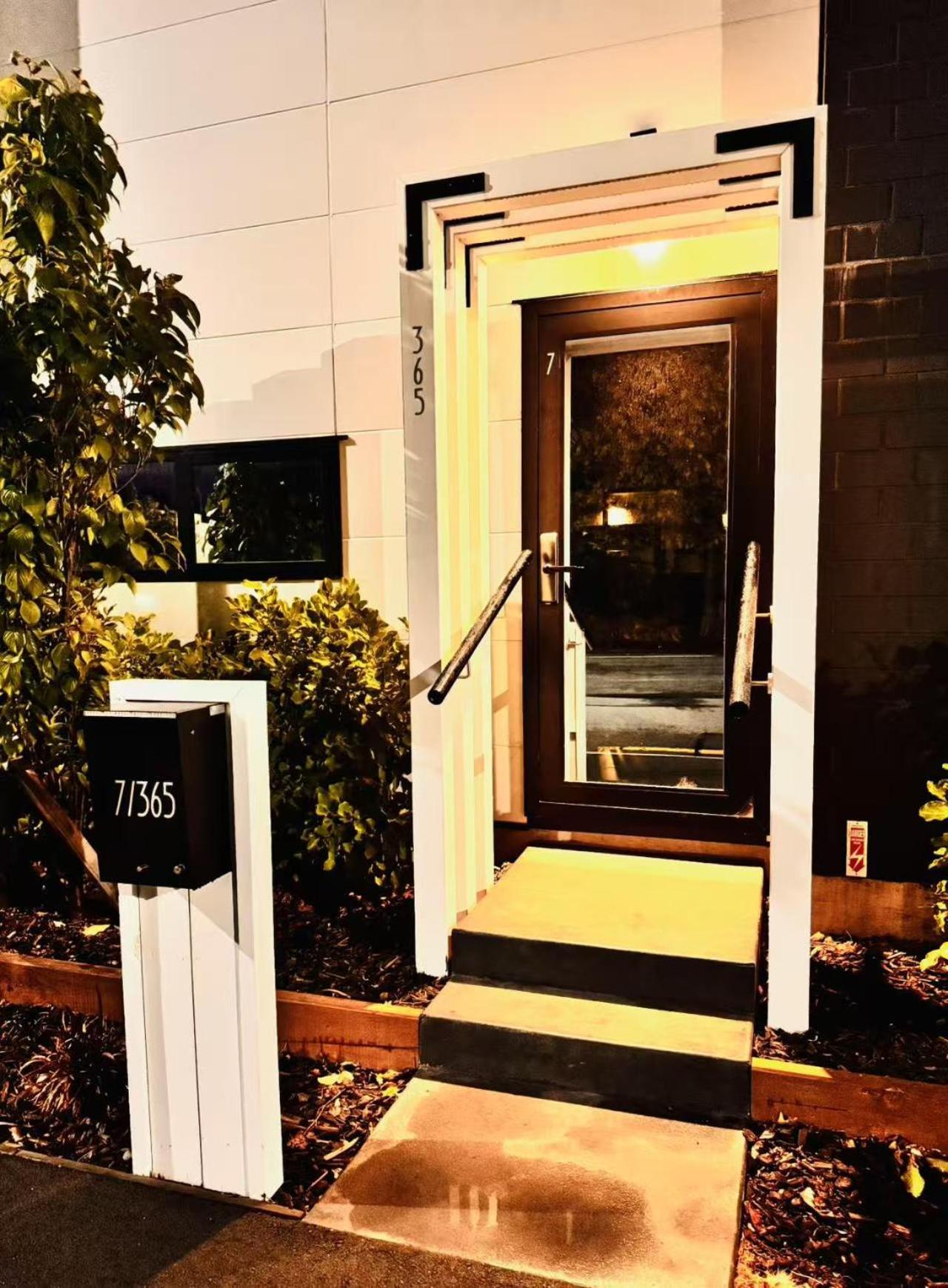 Elite Escape-luxury Townhouse Center, Chc